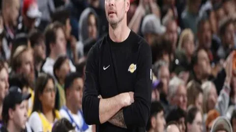 “亚冬会周边爆款！滨滨、妮妮引领时尚潮流”